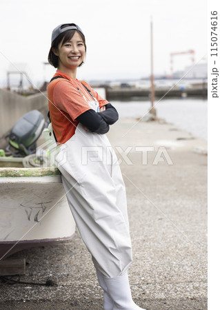 魚港に立つ水産業の女性 115074616