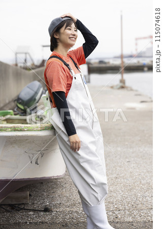 魚港に立つ水産業の女性 115074618