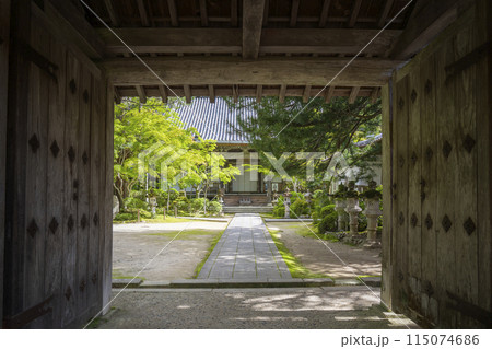 京都 槇尾山西明寺 表門から見える本堂 京都 槇尾山西明寺 表門から見える本堂 115074686