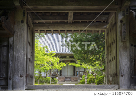 京都　槇尾山西明寺　表門から見える本堂 115074700