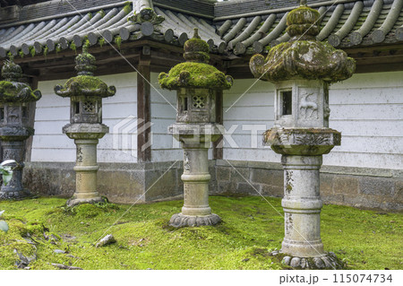 新緑の京都　槇尾山西明寺　趣のある境内　苔むした石灯籠 115074734