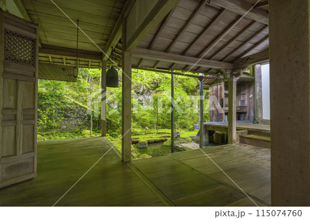 新緑の京都　槇尾山西明寺　本堂と客殿を繋ぐ渡り廊下から見える苔庭 115074760