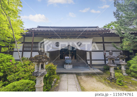 新緑の京都 槇尾山西明寺 聖天堂 新緑の京都 槇尾山西明寺 聖天堂 115074761