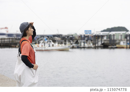 魚港に立つ水産業の女性 115074778