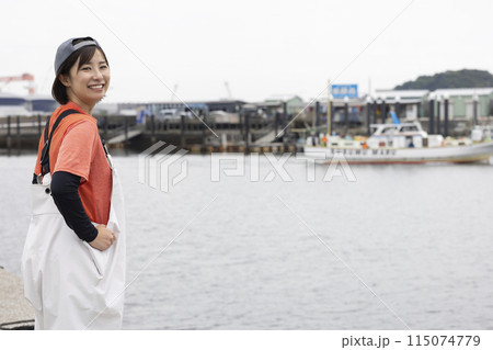 魚港に立つ水産業の女性 魚港に立つ水産業の女性 115074779