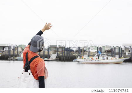 魚港に立つ水産業の女性 115074781
