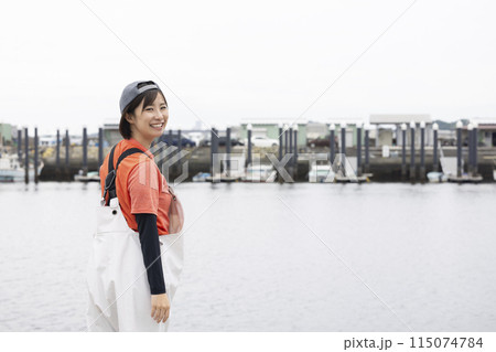 魚港に立つ水産業の女性 115074784