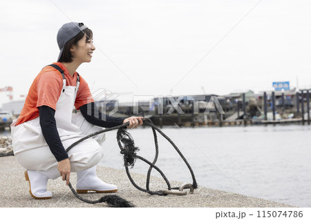魚港に立つ水産業の女性 115074786
