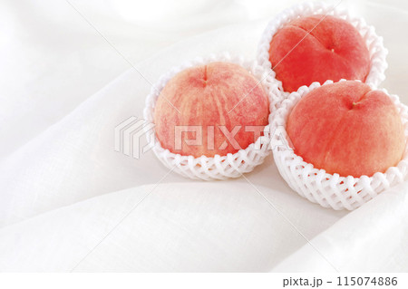 白い布に置いた桃　ふんわりソフトなイメージ 115074886