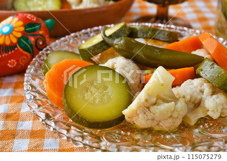 野菜のエスカベーチェ（メキシコ料理）Verduras en escabeche 115075279