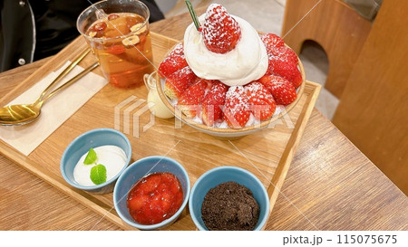 おしゃれないちごたっぷりの韓国かき氷 おしゃれないちごたっぷりの韓国かき氷 115075675