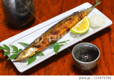 焼きサンマと日本酒 115075708