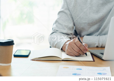 勉強する男性の手元 115075921
