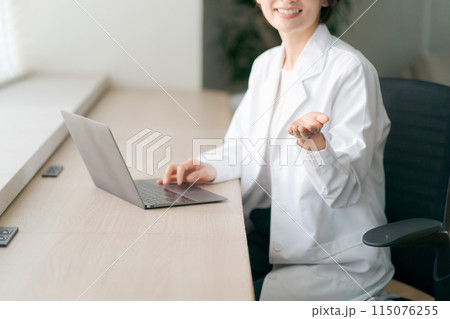 白衣を着た女性の手元 白衣を着た女性の手元 115076255