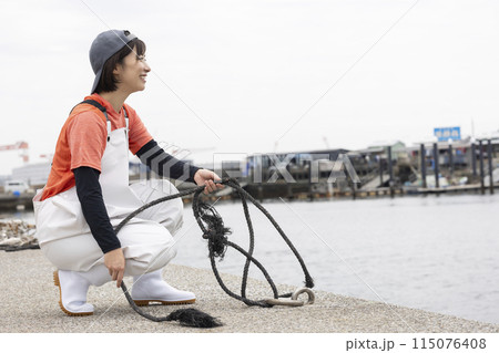 魚港で働く女性 魚港で働く女性 115076408
