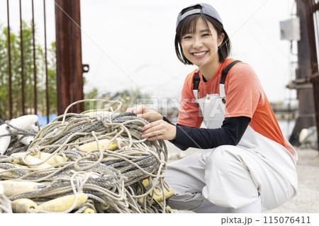 魚港で働く女性 115076411