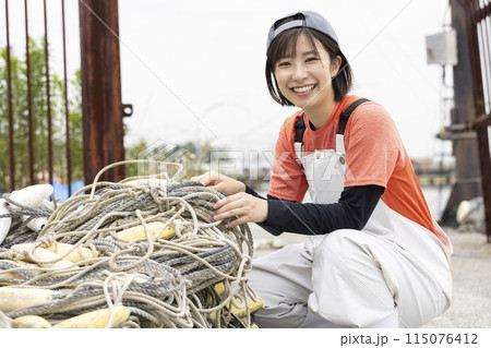 魚港で働く女性 115076412