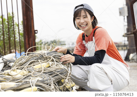 魚港で働く女性 115076413