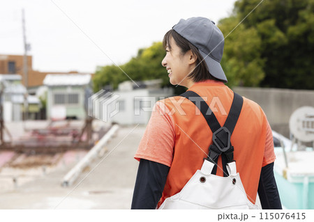 魚港で働く女性 115076415
