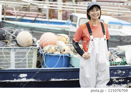 魚港で働く女性 115076709