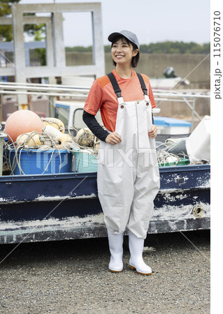 魚港で働く女性 115076710