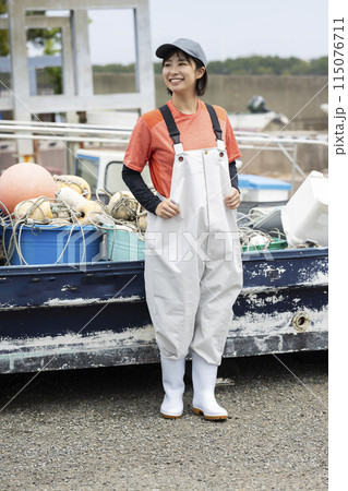 魚港で働く女性 115076711