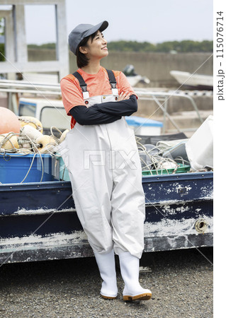 魚港で働く女性 115076714