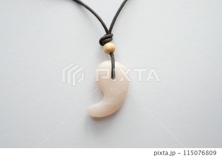 手作りの勾玉のネックレス 115076809
