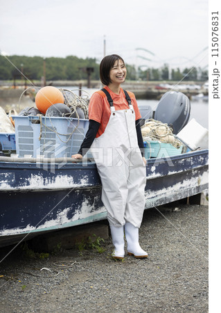 魚港で働く若い女性 115076831
