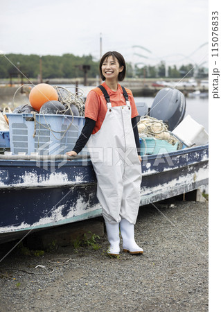 魚港で働く若い女性 115076833