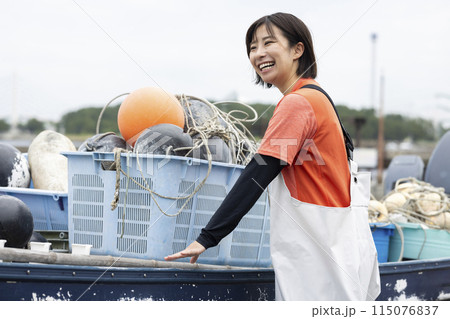 魚港で働く若い女性 魚港で働く若い女性 115076837