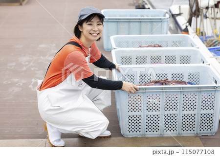 魚港で働く若い女性 115077108