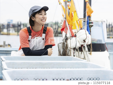 魚港で働く若い女性 115077118
