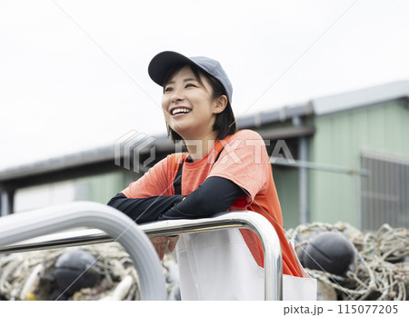 魚港で働く若い女性 115077205