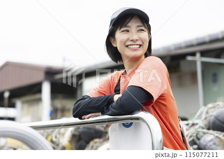 魚港で働く若い女性 魚港で働く若い女性 115077211