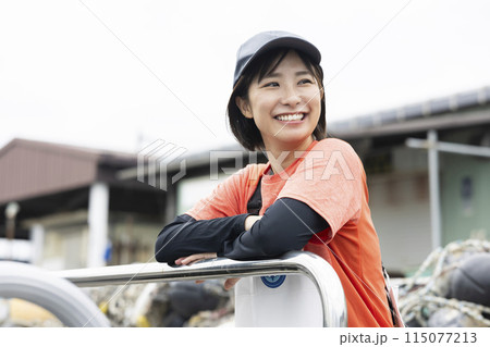 魚港で働く若い女性 魚港で働く若い女性 115077213