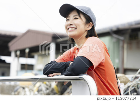 魚港で働く若い女性 115077214