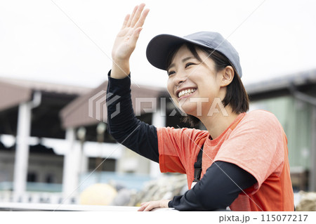 魚港で働く若い女性 115077217