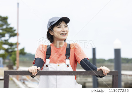 魚港で働く若い女性 115077226