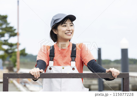 魚港で働く若い女性 115077228