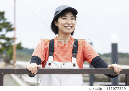 魚港で働く若い女性 115077229