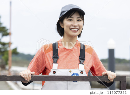 魚港で働く若い女性 魚港で働く若い女性 115077231