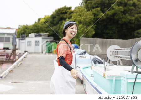 魚港で働く若い女性 115077269