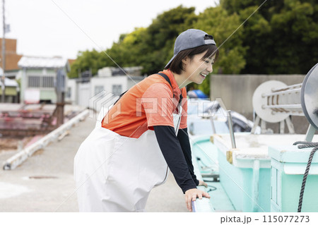 魚港で働く若い女性 魚港で働く若い女性 115077273