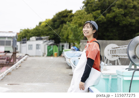 魚港で働く若い女性 115077275