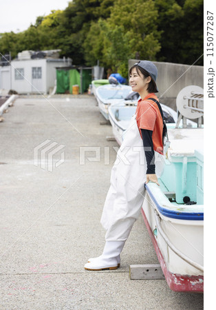 魚港で働く若い女性 魚港で働く若い女性 115077287