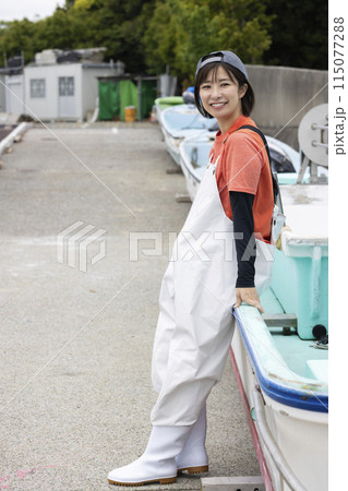 魚港で働く若い女性 115077288