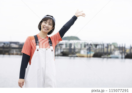 魚港で働く若い女性 115077291