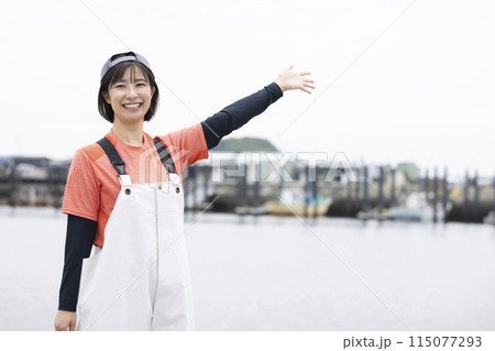 魚港で働く若い女性 115077293