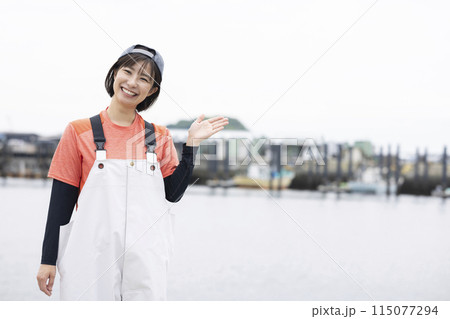 魚港で働く若い女性 115077294